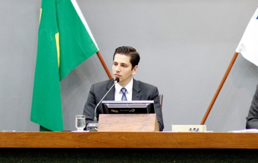 Olyntho presidiu sessão na AL