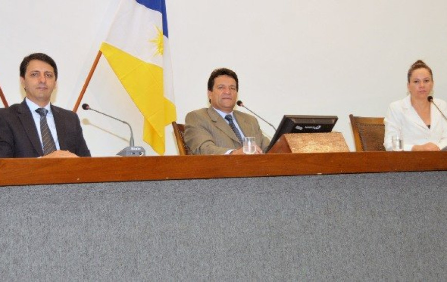 Ao centro da foto, deputado estadual Osires Damaso