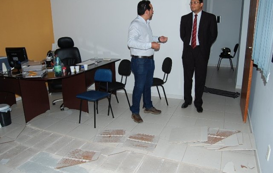 Engenheiro tranquiliza proprietário da sala