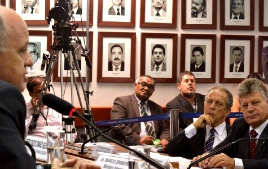 Ministro deu explicações