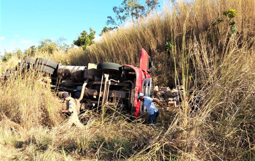 Motorista do caminhão teve apoio de bombeiros militares no resgate