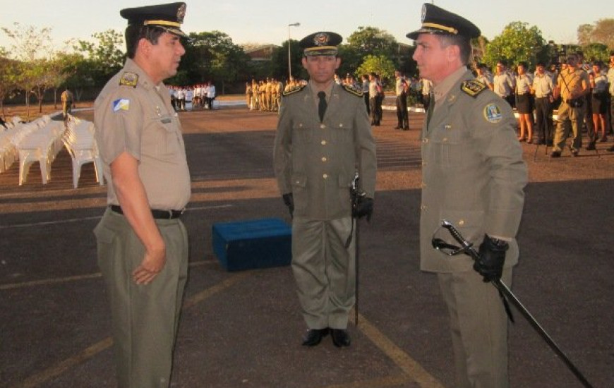 Parrião assume comando