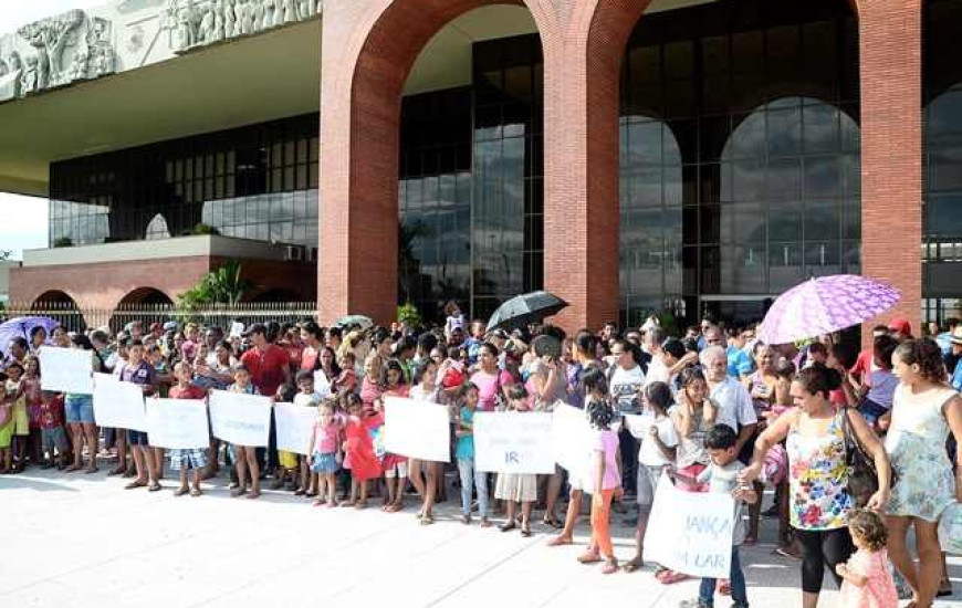 Pessoas sem teto fazem manifestação por moradia