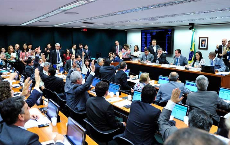 Votação ocorreu quatro horas e meia após o início