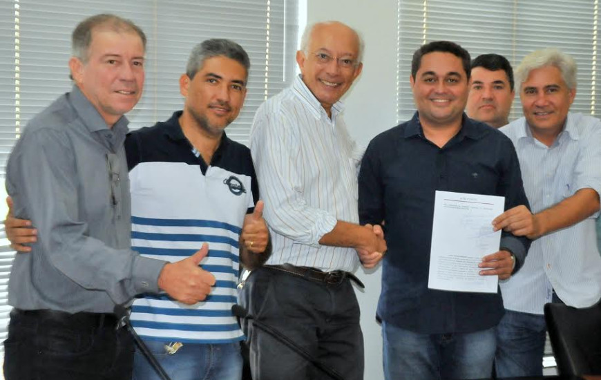 Jairo Mariano registra chapa