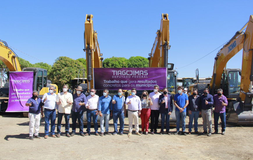 O evento de entrega contou com os prefeitos dos 12 municípios beneficiados