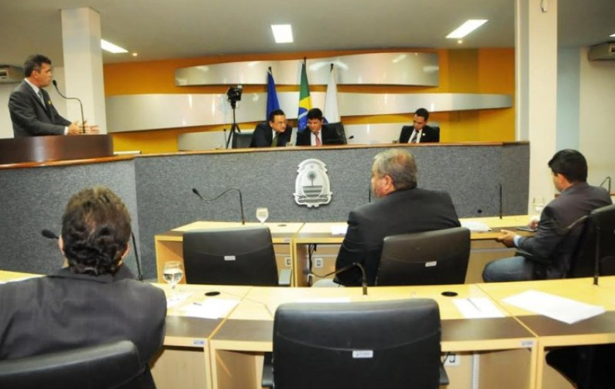 Milton Néris critica greve na tribuna da Câmara