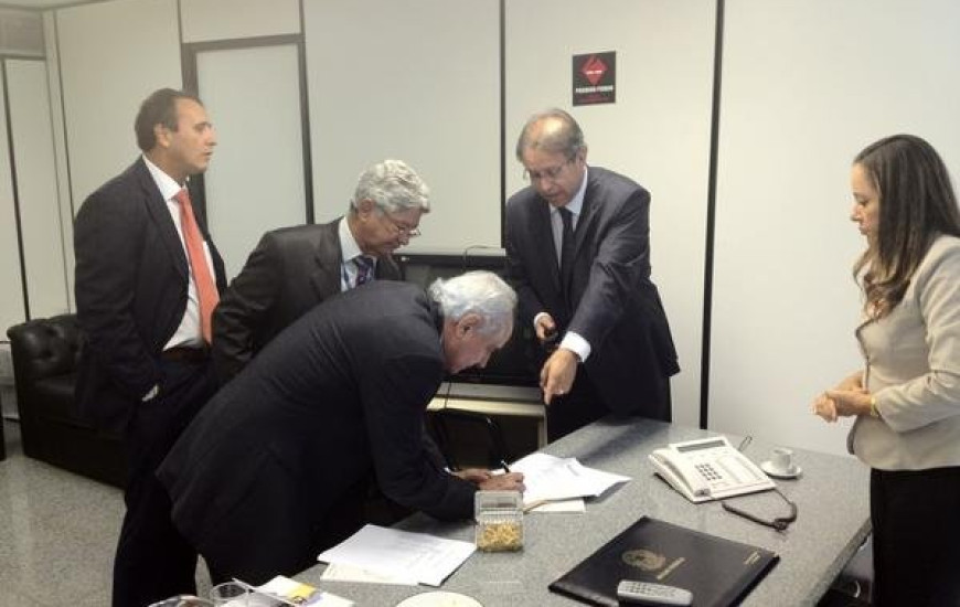 Membros do PMDB deixam diretório