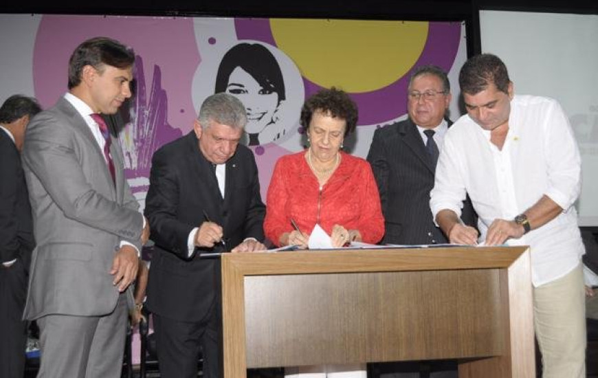 Eleonora Menicucci assina Termo de Adesão