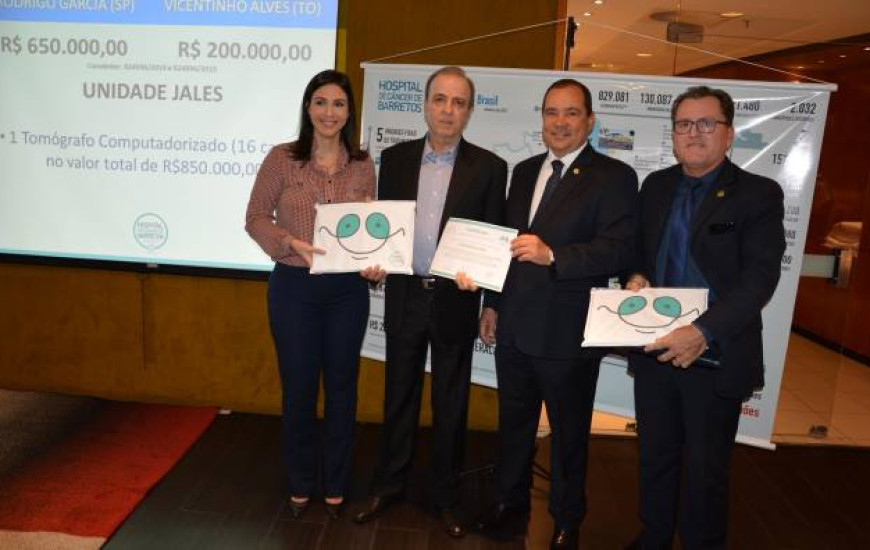 Senador recebe certificado de agradecimento