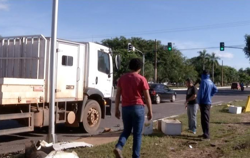 Destroços de veículos são recolhidos