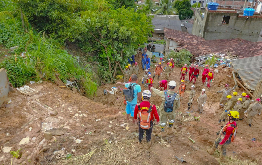 Bombeiros militares de vários estados somam força nas buscas por vítimas 
