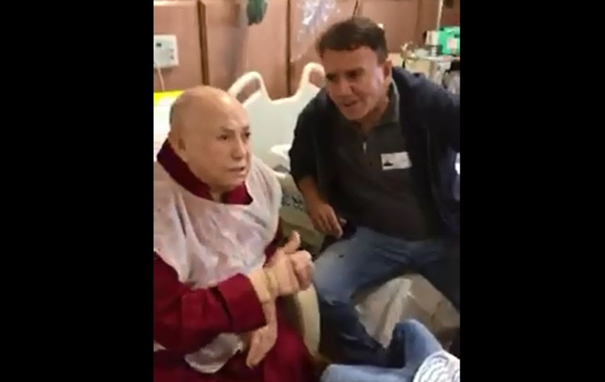 Ao lado do filho, Siqueira Campos manda mensagem de otimismo.