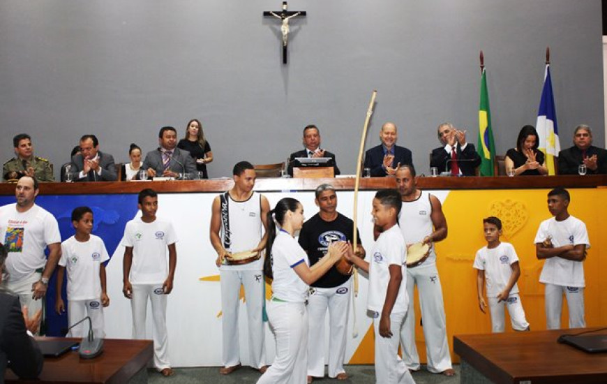 Deputado preside sessão na AL