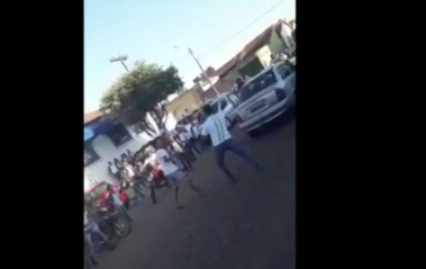 Briga foi filmada por alunos e por câmera de segurança