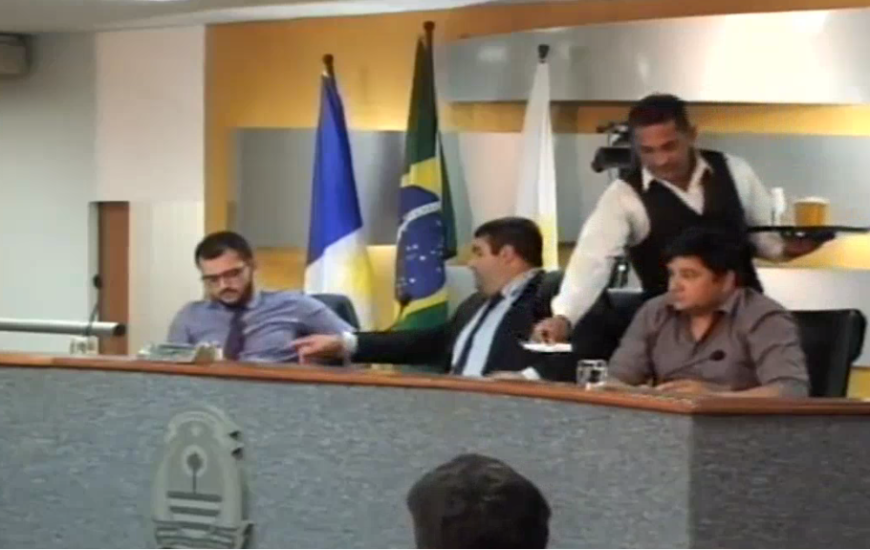 Vídeo mostra líquido amarelado que seria cerveja