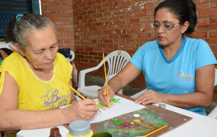 Cursos são de bordado à mão e pintura em tecido