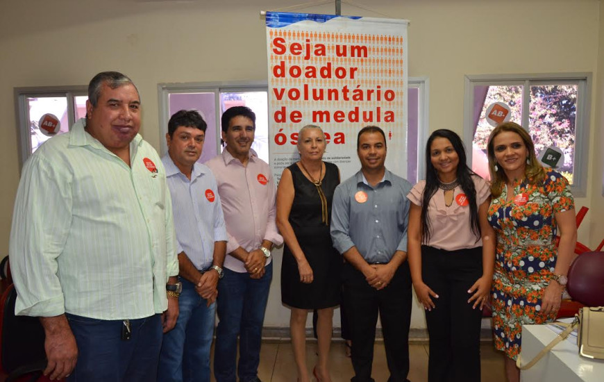 Parlamentares participam de doação