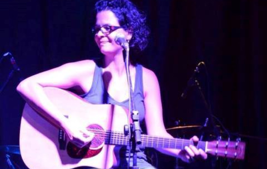 Cantora Veridiana é a principal atração na noite da Serreal