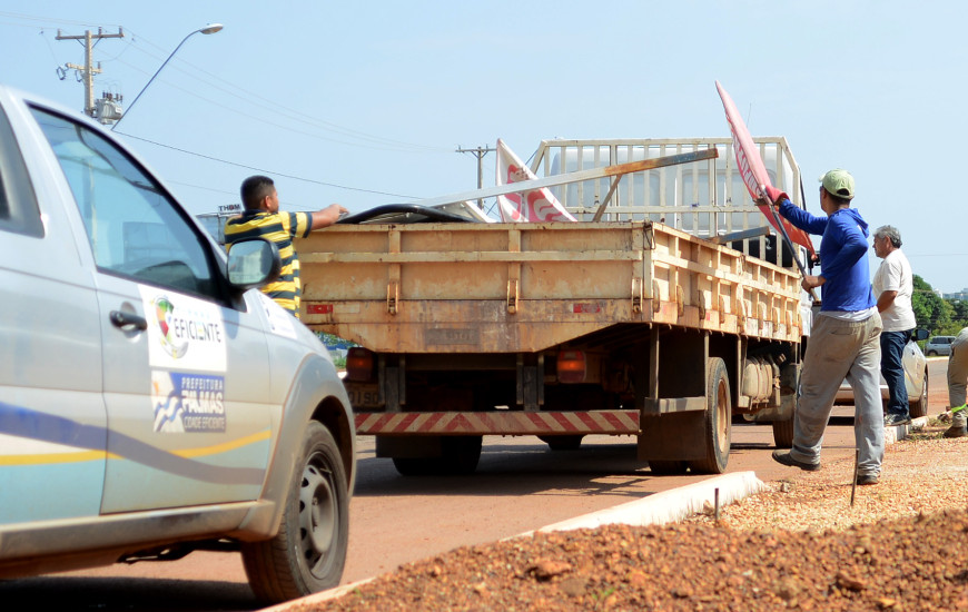 Equipes recolhem estruturas de propaganda na Capital