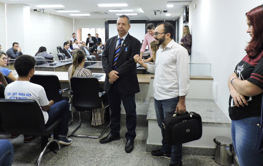 Os alunos foram acompanhados pelo professor Janivaldo Rocha no Plenarinho da AL