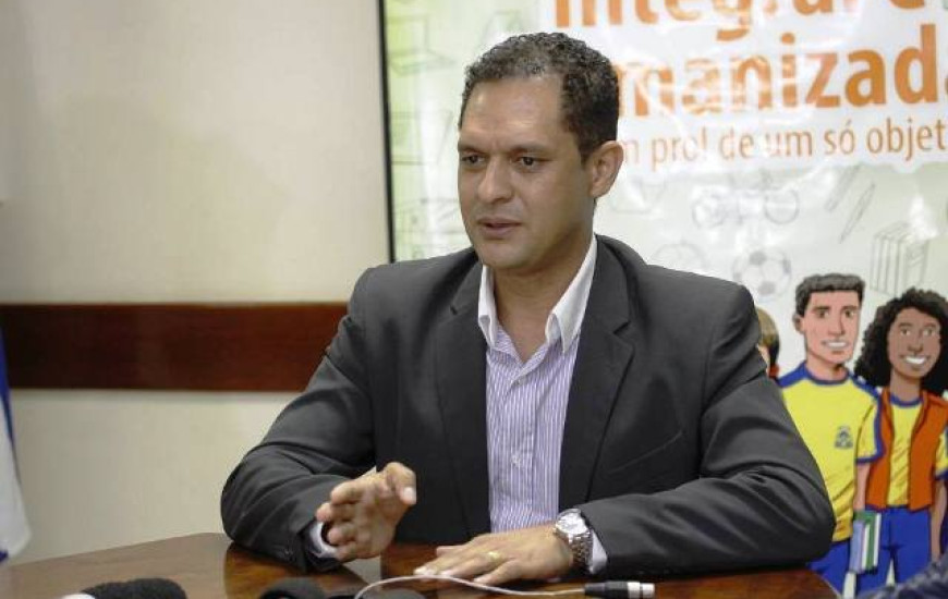 Adão Francisco pede exoneração