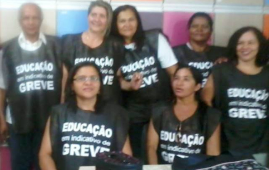 Educadores usam colete com indicativo de greve