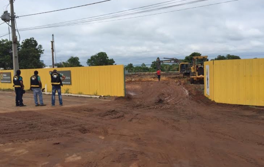 Prefeitura embargou a obra