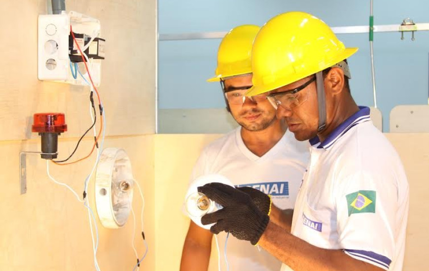 Um dos cursos é Eletricista Instalador Predial