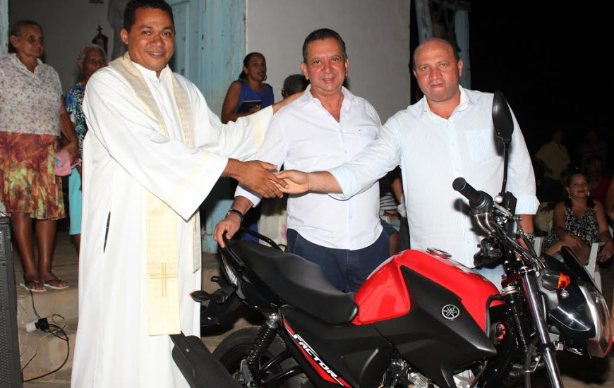 Deputado doa motocicleta ao festejo