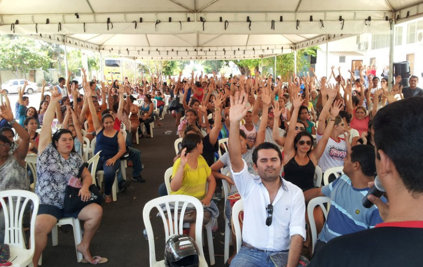 Servidores aprovam paralisação
