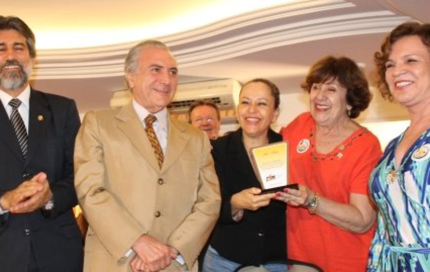 Deputada Josi Nunes recebe homenagem