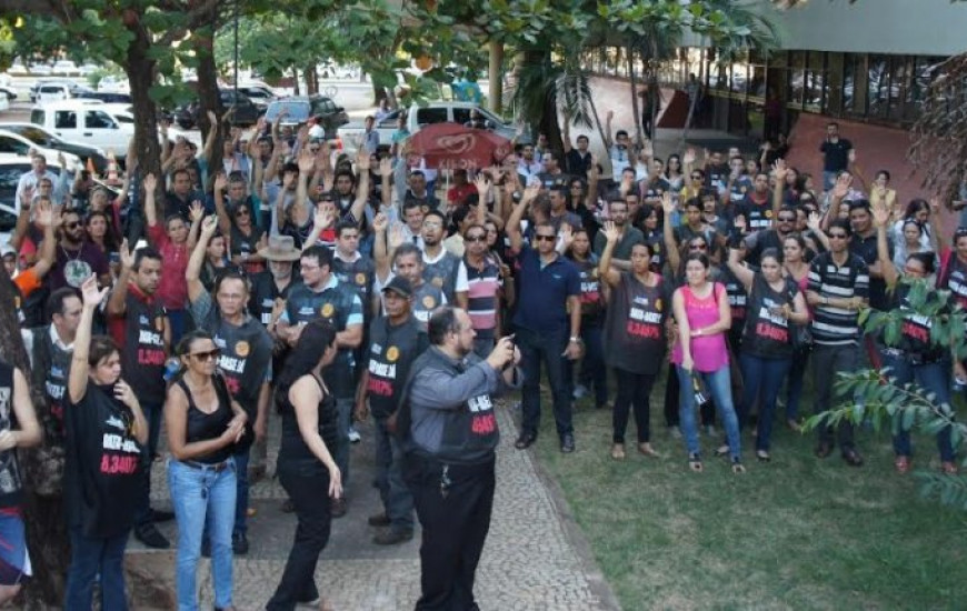 Servidores estão no 3º dia de greve
