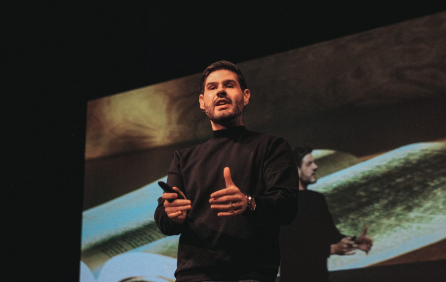 Alex Monteiro em palestra realizada em Boston no evento o poder do network