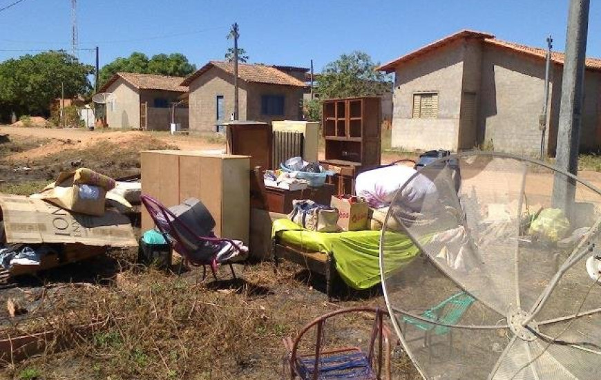 Secretário afirma que não alugam casa para ela