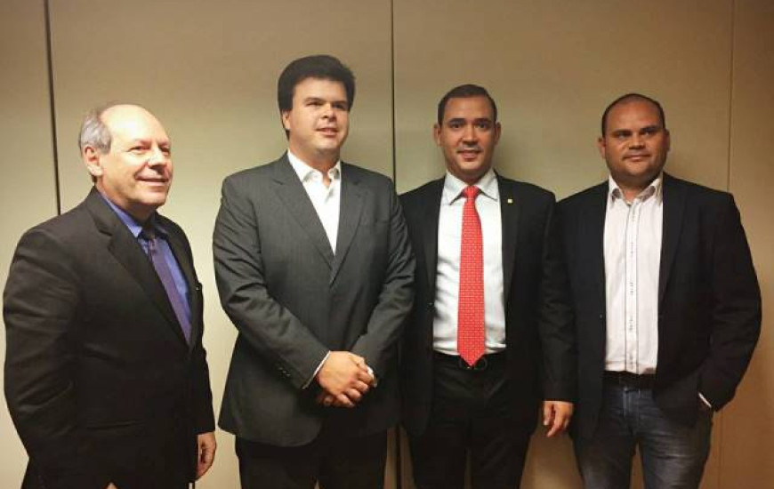 Deputado apresenta pedido a ministro