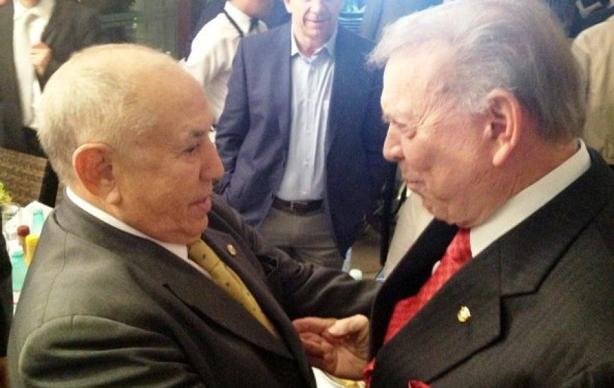 Governador cumprimentando o presidente da CBF