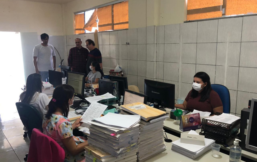 Governador e secretário de saúde acompanham de perto a montagem dos kits