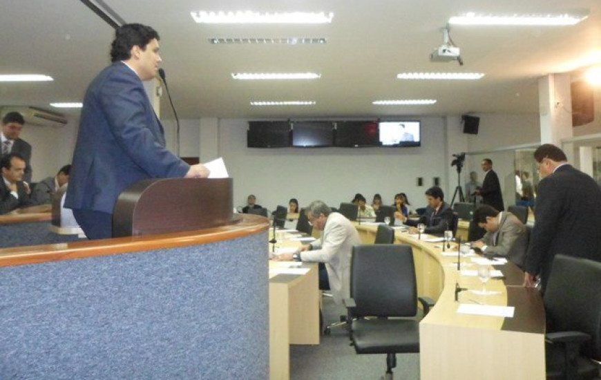 Vereador Iratã Abreu no plenário da Câmara