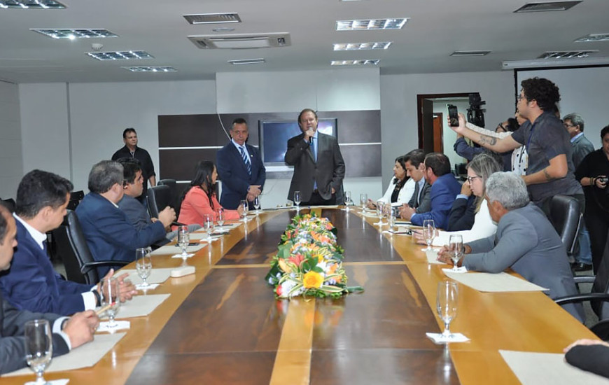 Mauro Carlesse na sede do Poder Legislativo 