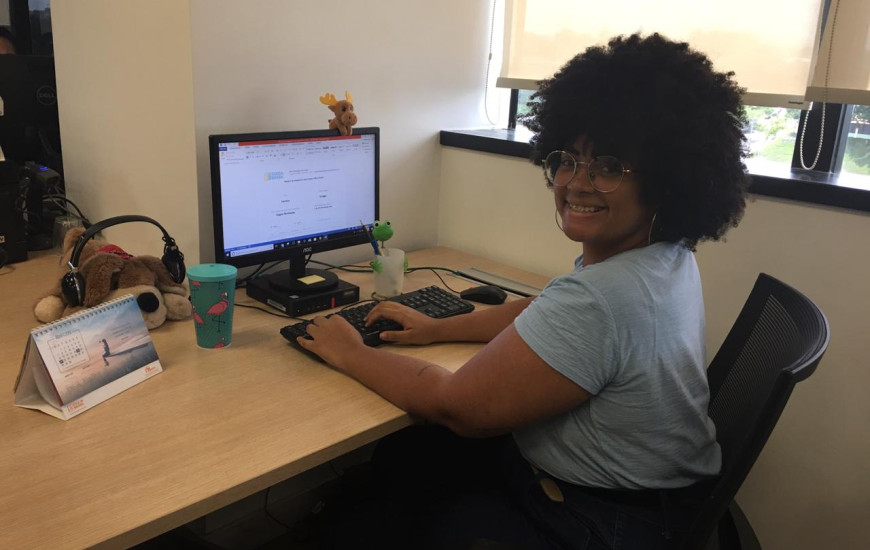 Estagiária Larissa Mesquita, graduanda do 6º semestre de Jornalismo