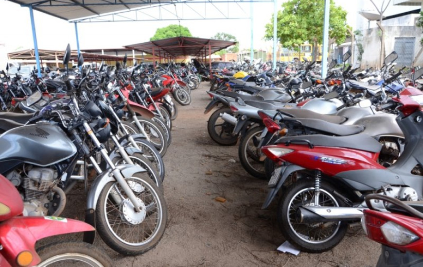 Motociletas e carros vão a leilão