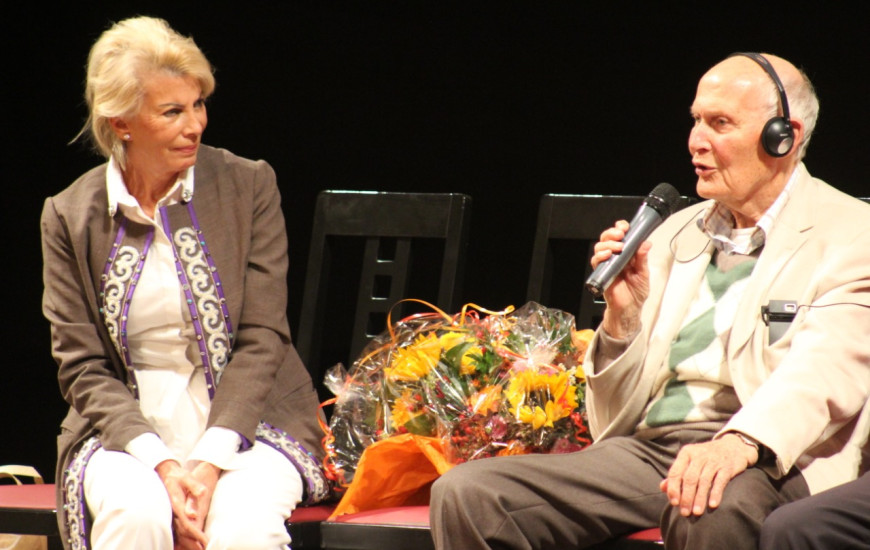 Psicoterapeuta Bert Helinger e a esposa Sophie Helinger