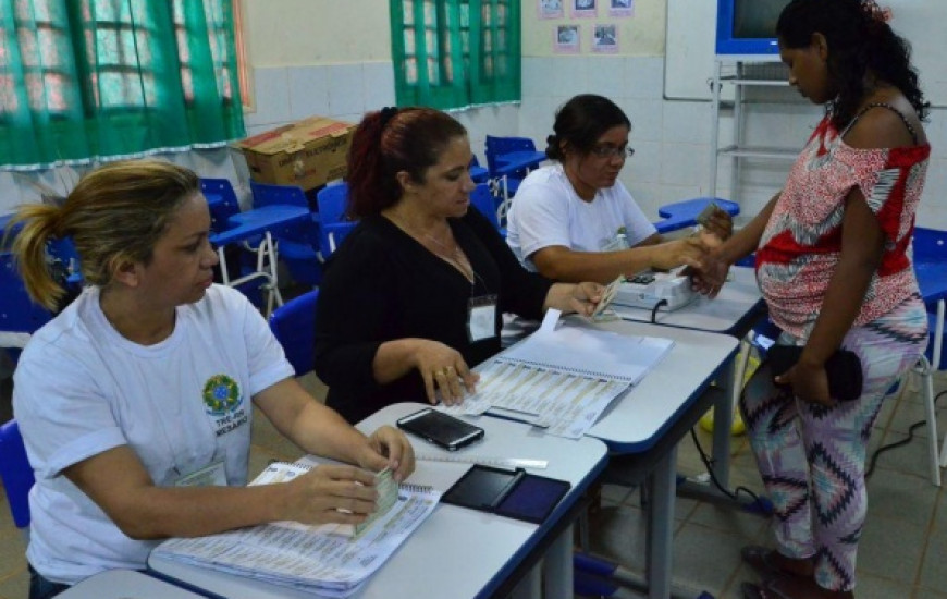 Mesários trabalham de forma voluntária