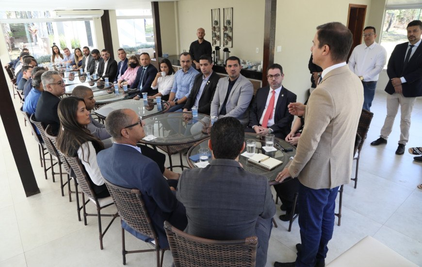 Velozo durante a reunião com o secretariado na segunda, 30
