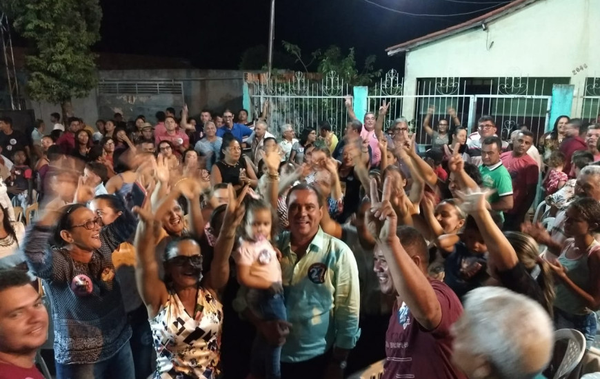 Vicentinho em Axixá, onde fez críticas a gestão do adversário Mauro Carlesse