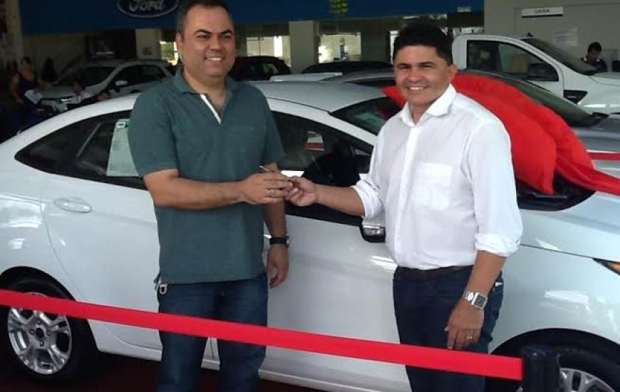 Negreiros entrega carros