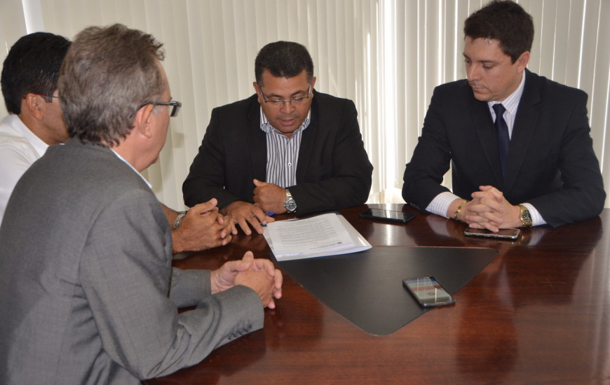 Folha assina Portaria junto a vereadores e presidente da Copese