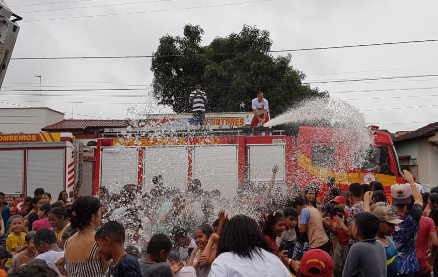 Banho com o caminhão dos bombeiros militares 