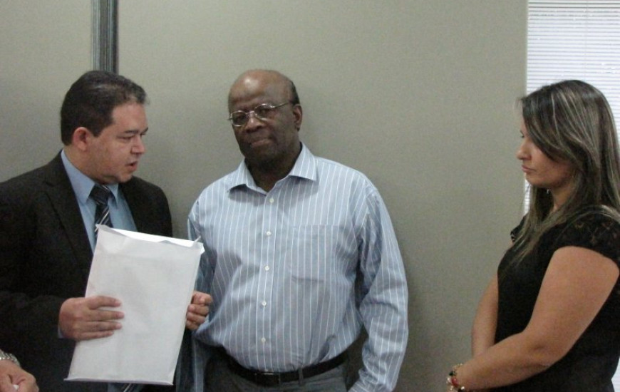 Sindicato entrega documentos ao ministro